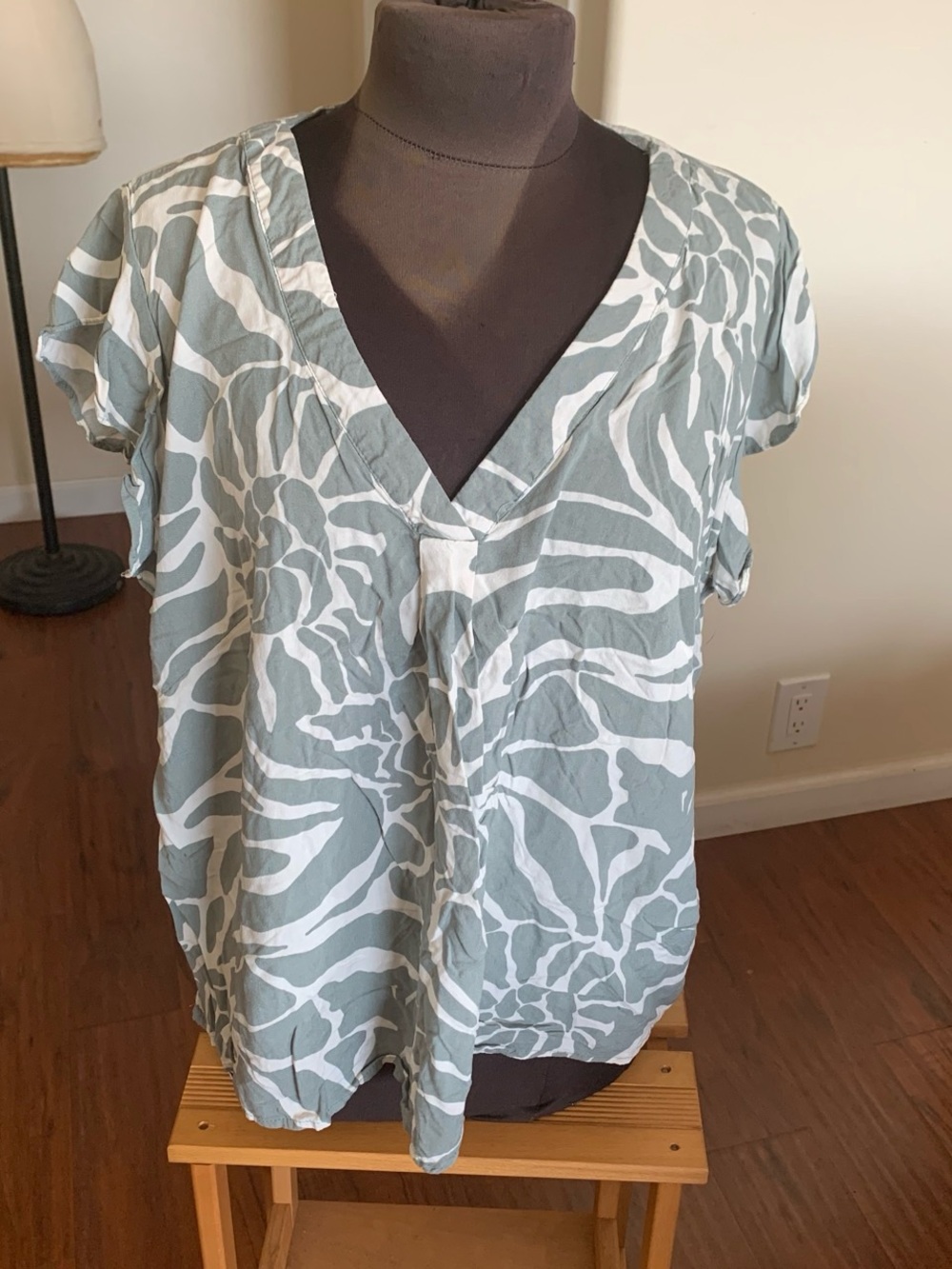 Women's V-Neck 2X  Short Sleeve Printed Top - Pale Sage/White